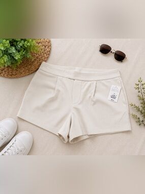 NWT Universal Thread Ivory Tailored Shorts Size 14